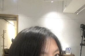 乘客乘主动扶梯骤然摔倒 吃紧合头，她摁下“急停键”
